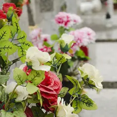 Jak wyczyścić sztuczne kwiaty z cmentarza i zadbać o ich trwałość