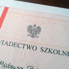 Kto podpisuje duplikat świadectwa? Poznaj ważne zasady