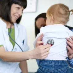 Skuteczne sposoby na mokry kaszel u dziecka – co wybrać i kiedy działać