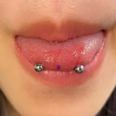 Czym jest snake eye piercing? Ryzyka, pielęgnacja i alternatywy dla tego kolczyka