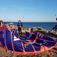 Ile kosztuje kitesurfing? Sprawdź ceny lekcji i wynajmu sprzętu