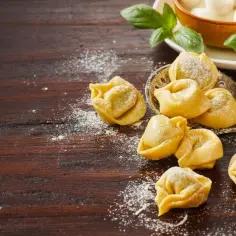 Z czym podawać tortellini z szynką? Odkryj najlepsze dodatki