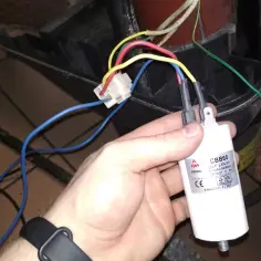 Jak bezpiecznie podłączyć kondensator 4 wyjścia krok po kroku