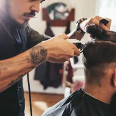 Kto to jest barber i dlaczego warto skorzystać z jego usług?