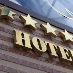 Ile gwiazdek może mieć hotel? Odkryj tajniki systemu ocen hotelowych