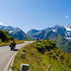 Niezapomniane trasy motocyklowe w Alpach - odkryj piękno i wyzwania