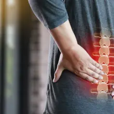 Ból pleców: ortopeda czy fizjoterapeuta - który specjalista pomoże?