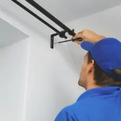 Jak zamontować karnisz nad oknem? Instrukcja krok po kroku dla każdego.