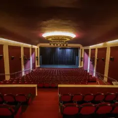 Spektakle Apollo Poznań: Aktualne komedie i repertuar teatralny