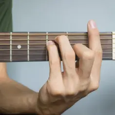 Jak nazywają się struny w gitarze - kompletna ściąga dla początkujących