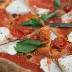 Ile sera na pizzę? Odkryj idealną ilość dla każdego rodzaju pizzy