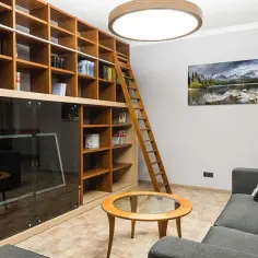 Jak ozdobić półki w salonie: 10 inspiracji, które odmienią wnętrze