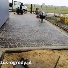 Ile kosztuje ułożenie kostki brukowej z materiałem? Sprawdź ceny!