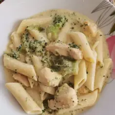 Szybki przepis na makaron penne z kurczakiem i brokułem, który zachwyca
