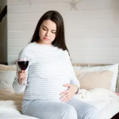 Czy w ciąży można pić piwo bezalkoholowe? Sprawdź ryzyko dla dziecka