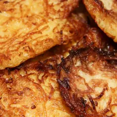 Jak podgrzać placki ziemniaczane? Sprawdzone sposoby na chrupiące danie bez utraty smaku