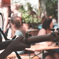 Tekst We Will Rock You - Co kryje historia i znaczenie piosenki?