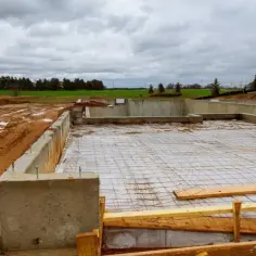 Fundamenty z bloczków betonowych czy wylewane - Kluczowe kwestie do rozważenia