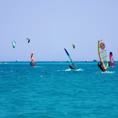 Kitesurfing czy windsurfing – który sport wodny jest lepszy dla Ciebie?