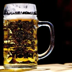 Czy picie alkoholu przed 18 to grzech lekki czy ciężki? Odpowiedź, która zaskakuje