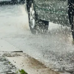 Czym jest zjawisko aquaplaningu i jak uniknąć niebezpieczeństw?