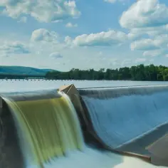 Jak pewna elektrownia wodna wykorzystuje energię potencjalną w praktyce