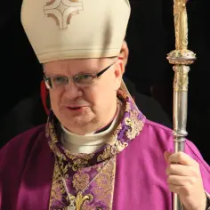Jak wygląda biskup? Strój, insygnia i symbolika biskupa katolickiego