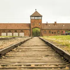 Ile km z Krakowa do Auschwitz? Sprawdź, jak łatwo dojechać