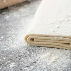 Prosty przepis na ciasto francuskie bezglutenowe – domowe i smaczne rozwiązanie