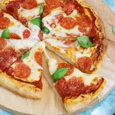 Jak zrobić pizzę bez drożdży – prosta receptura na smaczną pizzę