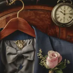 Elegancja na każdą okazję: Jak nosić garnitur z muszką?