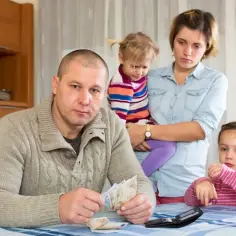 Rodzina zmartwiona, ojciec liczy pieniądze. Widać, że to wiesia z życie na kredycie.