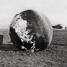 Kapsuła po pierwszym locie w kosmos. W tle lądujące helikoptery i ludzie.