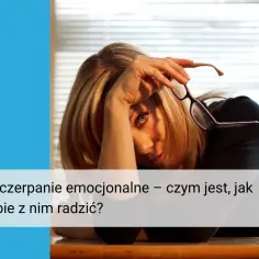 Zmęczona kobieta z okularami na ręce, doświadczająca wypalenia emocjonalnego.