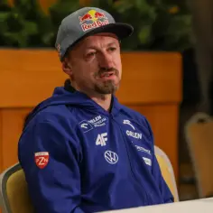 Adam Małysz w czapce Red Bull i niebieskiej kurtce z logo ORLEN. Jego majątek to efekt lat sukcesów w skokach narciarskich.