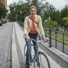 Rowerem po chodniku czy ulicy: poznaj zasady i uniknij mandatu