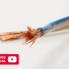 Dwa przewody, jeden niebieski, drugi miedziany. Który kabel to minus? Dowiedz się z naszego wideo tutorialu.
