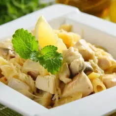Makaron penne z kurczakiem i pieczarkami w sosie śmietanowym - szybki przepis na pyszny obiad