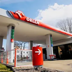 Nowoczesna stacja Orlen z charakterystycznym logo. Zastanawiasz się, ile zarabia się na stacji Orlen?