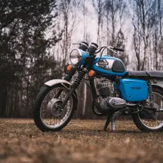 Niebieski MZ TS 125 na tle lasu. Poznaj dane techniczne tego klasyka.