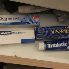 Maść Tribiotic, Terbiderm i Clotrimazolum Hasco - leki bez recepty na infekcje skórne.