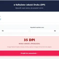 Kalkulator jakości druku DPI z polami do wpisania wymiarów i informacją o niskiej jakości wydruku.