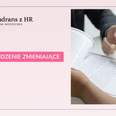 Dwie osoby analizują dokument, jeden z nich wskazuje palcem na tekst. Na ekranie widnieje napis "WYPOWIEDZENIE ZMIENIAJĄCE".