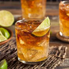 Najlepsze przepisy na dobry drink z whisky, które zachwycą gości
