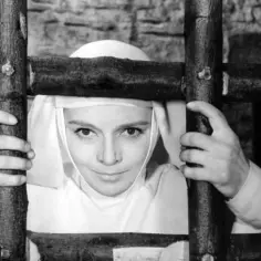 Młoda zakonnica za kratami, scena z jednego z klasycznych, **starych polskich filmów**.
