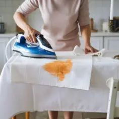 Jak usunąć wosk ze stołu? Skuteczne metody na trudne plamy
