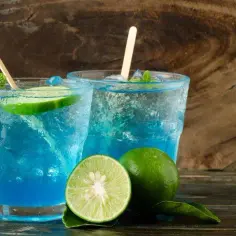 Najlepsze drinki z Blue Curacao i Grenadiną, które zachwycą gości