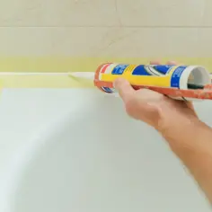 Nakładanie silikonu sanitarnego na wannę. Gdy trzeba usunąć stary silikon, warto wiedzieć, czym rozpuścić silikon sanitarny.