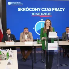Konferencja prasowa o skróconym czasie pracy. Dyskutowano, czy pracodawca ma prawo zmienić godziny pracy, a także o nowych przepisach.