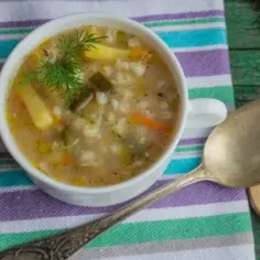 Zupa ogórkowa z kaszą pęczak. Idealne proporcje: ile kaszy na litr wody, by uzyskać sycące danie.